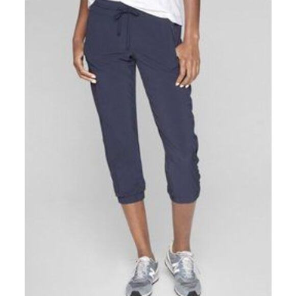Athleta Size 4 Navy Blue La Viva Woven Capri Pants Cropped Jogger Pockets Travel - Picture 11 of 11